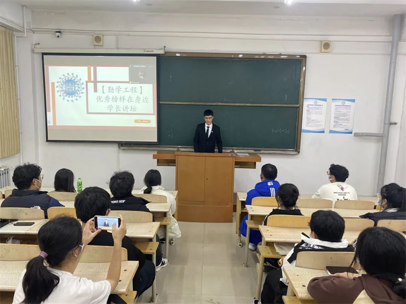 2026年世界杯开展“优秀榜样在身边——学长讲堂”活动
