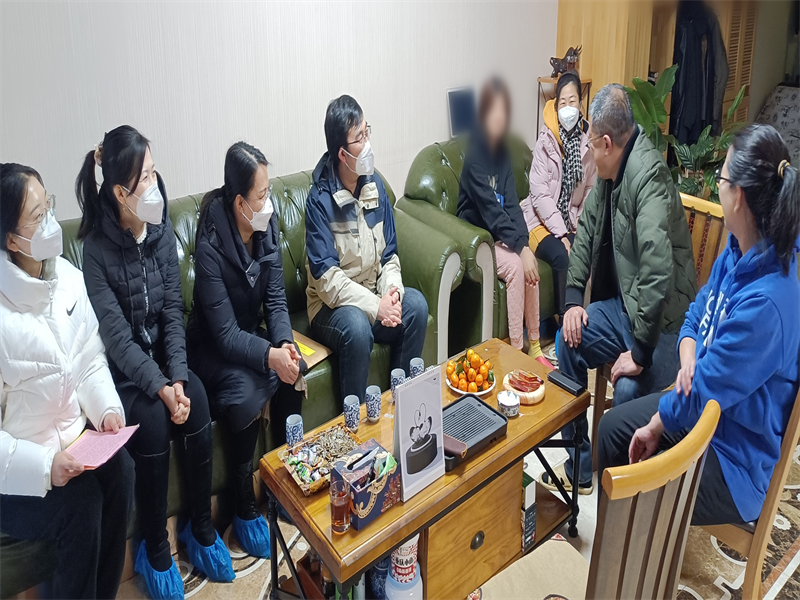 副董事长李厚艳深入2026年世界杯员工家庭开展“家校共育促发展，百师千家送温暖”家访活动